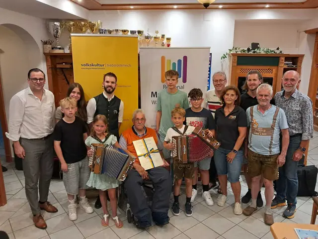 Gruppenfoto:
GF der VK NÖ, Dr. Harald Froschauer, Philip, Leonie, Lisa, Musiklehrer Stefan Stütz, Josef Krapfenbauer, Fabian, Tobias und Florian, Dir. Alexander Kastner, GF Roswitha Schaden, Musiklehrer Andreas Urevsky, Reinhold Haderer und Bürgermeister Josef Schaden
Foto: Heidrun Lang