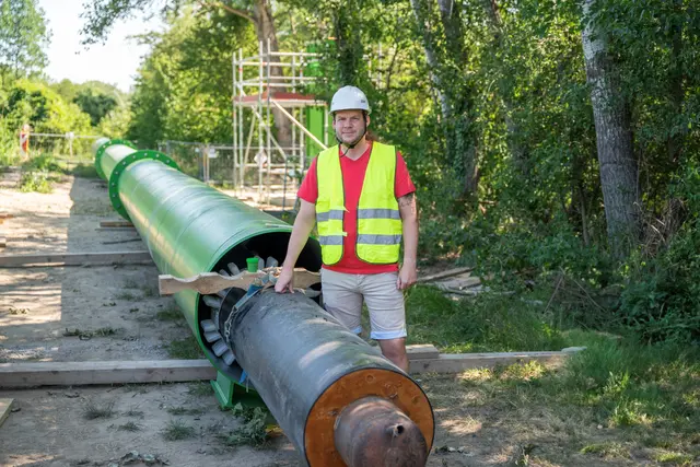 EVN Projektleiter Rene Novoszel vor der neuen Fernwärmeleitung. | Foto: EVN