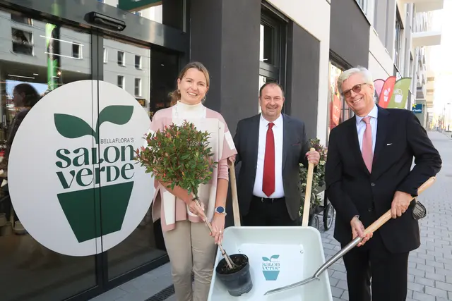 Bellaflora-Geschäftsführerin Susanne Eidenberger, Leopoldstädter Bezirksvorsteher Alexander Nikolai (SPÖ) und Bellaflora-Geschäftsführer Felix Thun-Hohenstein bei der Eröffnung im November 2022.  | Foto: Peter Hautzinger / Bellaflora