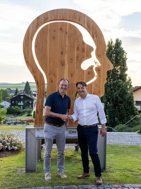 Wiehag-Geschäftsführer Erich Wiesner mit Bürgermeister Georg Gattringer bei der Präsentation des Daringer-Doppelkopfes. | Foto: Andreas Mühlleitner