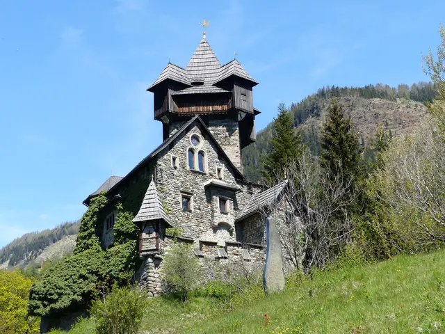 1897 erwarb Hofrat Ferdinand Kaltenegger aus Brixen in Südtirol die Ruine und ließ sie vermutlich ab etwa 1905 zeittypisch nach romantischen Vorstellungen als ideale Burg wiederaufbauen. | Foto: Christa Posch