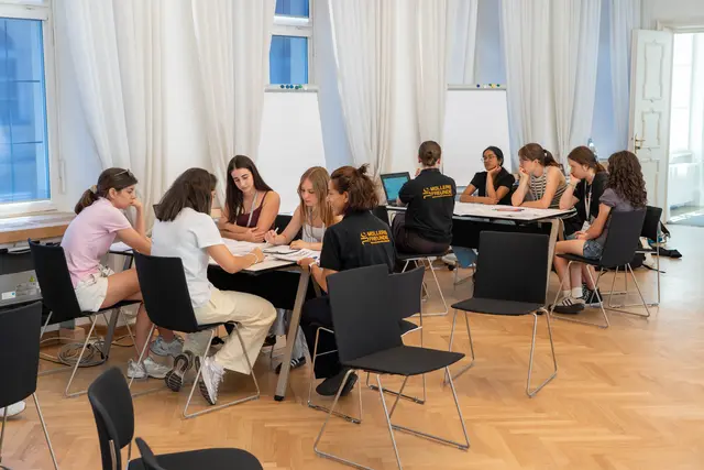 Rund 450 Schülerinnen und Schülern haben diese Woche das Workshop-Format Demokratielandschaft Tirol besucht. | Foto: Tiroler Landtag/Oswald