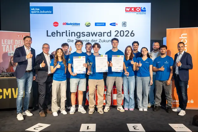 Die erfolgreichen FACC-Lehrlinge mit Lehrlingsausbilder Helmut Winkler und CEO Robert Machtlinger. | Foto: WKOÖ