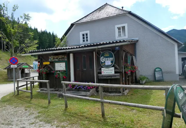 Gigi und ich starten beim Almwirtshaus Hiaslegg.
