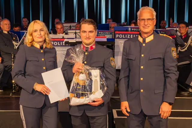 Landespolizeidirektorin Michaela Kohlweiß, Polizist des Jahres Revierinspektor Markus Urbanek und Landespolizeidirektor-Stv. Generalmajor Arthur Lamprecht | Foto: Polizei Kärnten