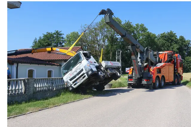 Ein auf einem Lkw platzierter Ladekran brachte das gesamte Fahrzeug in Krenglbach zum Umstürzen. | Foto: laumat.at