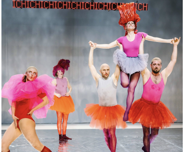 Das E3 Ensemble zeigt zu Beginn des Festivals eine schräge „Ballettoper“.
 | Foto: Thomas Steineder / E3 Ensemble