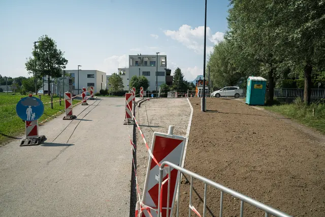 Die Baustelle an der Georg-Nikolaus-von-Nissen-Straße bei der Santnergasse: Die Querung beim Almkanal wird für Fußgänger:innen und Radfahrer:innen sicherer gestaltet. | Foto: Stadt Salzburg/Alexander Killer