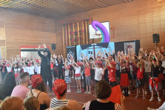Auch das fürchterliche Seeungeheuer konnten die Schülerinnen und Schüler in die Flucht schlagen.  | Foto: Stefan Schneider/MeinBezirk