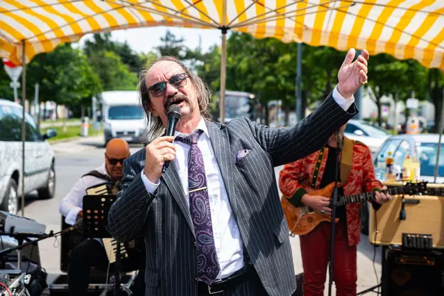 Das Hans Ecker Trio bespaßt am Samstag den Alszeilenmarkt. Damit die Hitze erträglicher wird, gibt es 200 Wasserflaschen gratis für Besucherinnen und Besucher.  | Foto: Lukas Arnold