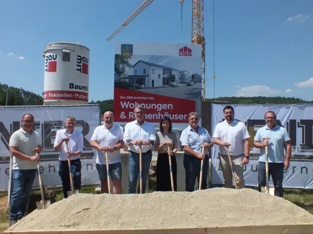 Bauleiter Martin Hetlinger (OSG), Geschäftsführer Frank Pfnier (Pfnier), Gemeindevorstand Harald Schermann, Geschäftsführer Alfred Kollar (OSG), Architektin Miachaela Mörk, Bürgermeister Franz Schiefer, Vizebürgermeister Christoph Zöchbauer und Polier Harald Pfneisl (Pfnier) geben Startschuss für das neue Wohnbauprojekt.  | Foto: Alena Kulman