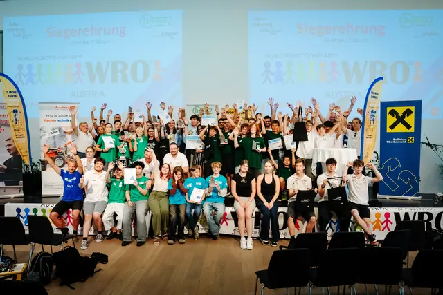 Die Teams konstruierten autonome Roboter und entwickelten Strategien, um komplexe Aufgaben auf dem Wettbewerbsparcours selbstständig zu lösen. | Foto: Sabine Biedermann | www.sabinebiedermann.com