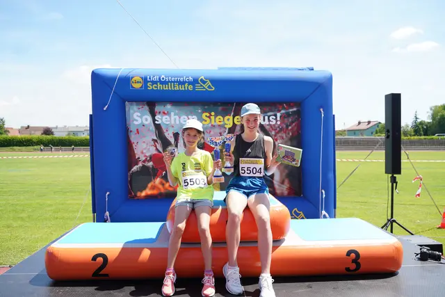 Linda und Miriam konnten sich über einen 1. Platz und einen 3. Platz freuen. | Foto: Privat