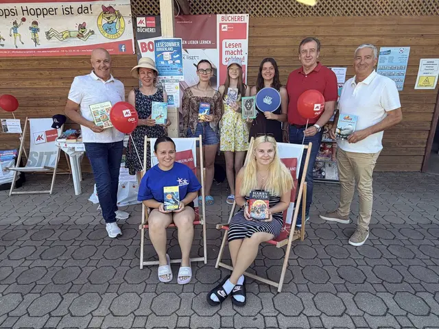 Bürgermeister Georg Rosner (l.), Bücherei-Leiterin Silke Rois (2.v.l.), AK-Regionalstellenleiter Christian Drobits (2.v.r.) und Vizebürgermeister Michael Leitgeb (r.) mit Schülerinnen der BAfEP Oberwart. | Foto: Stadtgemeinde Oberwart