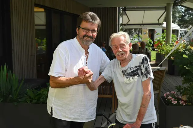 Unter den Gästen war auch Horns Bürgermeister Gerhard Lentschig. Er nahm sich Zeit für persönliche Gespräche mit den Bewohnerinnen und Bewohnern und zeigte damit seine Verbundenheit mit dem Haus. Sein Besuch wurde von allen sehr geschätzt. | Foto: Edi Poss