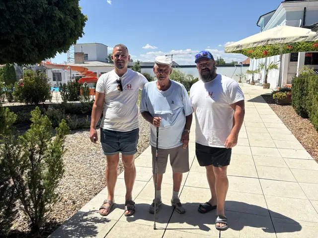 Seit 50 Jahren beinahe jeden Tag im Freibad ist Franz Vogl aus Hollabrunn - ein treuer Stammgast. | Foto: Alexandra Goll