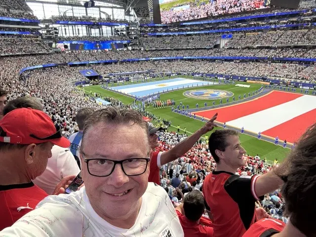 Dietmar Mayr vor dem Anpfiff des Spiels Österreich gegen Argentinienim beeindruckenden Stadion von Dallas. | Foto: Mayr