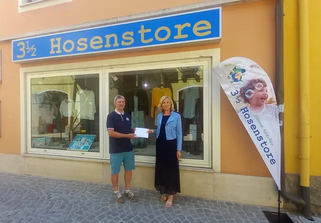 Der Reinerlös von 2.000 Euro konnte vor dem 3 ½ Hosenstore Hartberg, einem Projekt von children beyond the world Austria, übergeben werden.  | Foto: Elke Meister