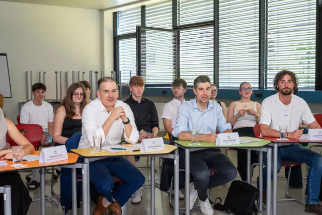 gespannte Erwartung: vlnr: Michael Kirchmair, Steuerberater; Florian Mühlegger, Kommerzkundenbetreuer Sparkasse Schwaz, Sebastian Juffinger, MCI Innsbruck