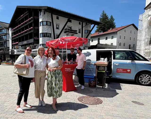 Landesrätin und VP-Bezirksparteiobfrau Cornelia Hagele im Gespräch mit interessierten Seefelderinnen. | Foto: Tiroler Volkspartei