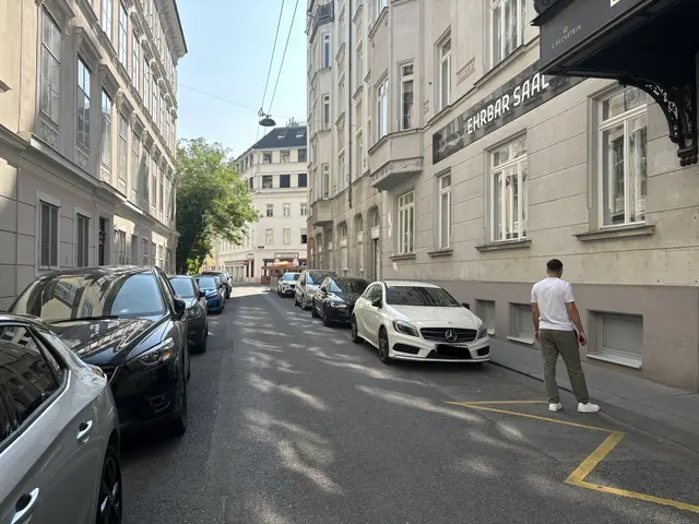 Bei Umgestaltungsprojekten – wie jenem in der Wiedner Mühlgasse – werden immer wieder Parkplätze gestrichen. Autofahrerinnen und Autofahrer protestieren. | Foto: Nathanael Peterlini/MeinBezirk
