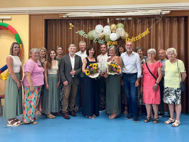 Jennifer Strondl, Eva-Maria Beck, Astrid Jeschko, Christina Müllner, Nicole Pomassl, Vzbgm. Günther Prinz, Klaus Enengl, Dir. Ingrid Enengl, Karl und Christa Koppensteiner, Gabriela Reuberger, Bgm. Josef Schaden, Hildegard Altmann, Erna Pöll, Walter Altmann, Anna Klug (v.l.). | Foto: Marktgemeinde Schweiggers