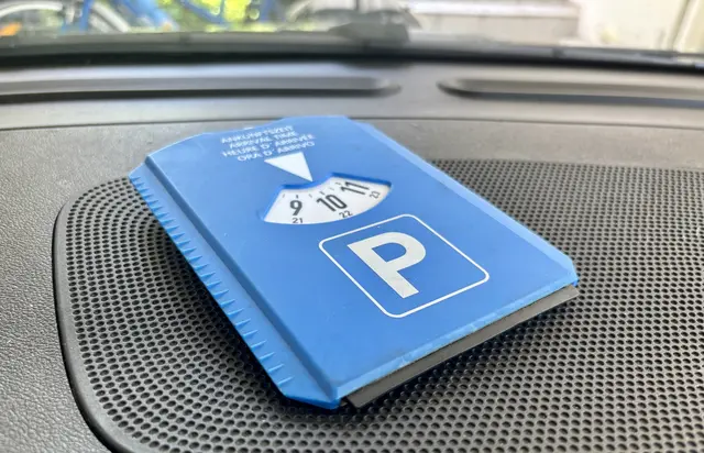 Parkscheibe im Auto
