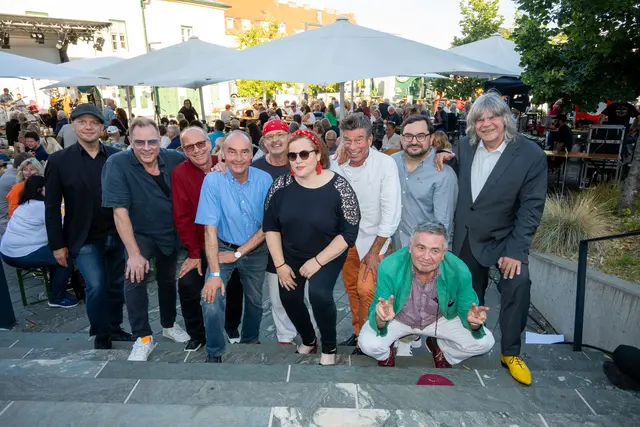 Die Boogie Night am BRUNO-Freiluftplatz begeisterte mit internationalen Stars sowie heimischen Künstlern: Karel Hodas, Robert Shumy, Peter Müller, Andreas Linhart, Axel Ramerseder, Ulli Bayer, Matt Schuh, Dieter Zelber, Axel Zwingenberger (v.l.n.r.) und Michael Pewny (vorne). | Foto: Gemeinde Brunn/Johanna Hoblik