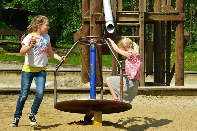 Die Spielplätze in Landeck sollen attraktiver und moderner werden. | Foto: pixabay/cocoparisienne