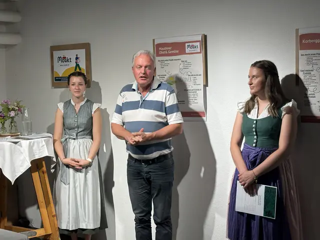 Bürgermeister Bernhard Ederer freut sich über die Projekte der Schule in seiner Gemeinde Naas. | Foto: MeinBezirk/Helmut Riedl