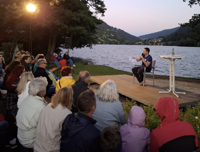 Kabarett inkl. einem Blick auf den See.  | Foto: Feld am See