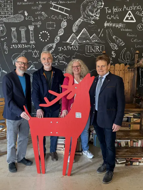 Richard Pleil (Kulturvernetzung), Künstler Herbert Unger, Alex Rieder von der Michelstetter Schule und Bgm. Manfred Meixner arbeiteten hervorragend zusammen. | Foto: Schulmuseum Michelstetten