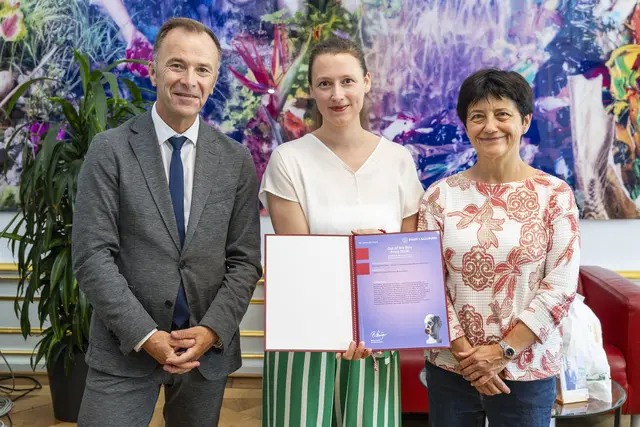Out of the Box: Die Preisträgerinnen und Preisträger waren im Büro von Bürgermeister Bernhard Auinger, um ihre Urkunden entgegen zu nehmen. | Foto: Stadt Salzburg/Wildbild