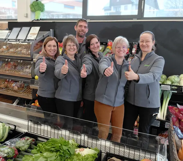 Sabine Dampfhofer (2. v. r.), ihr Mann Manfred Gubisch und das Team in Fischbach  | Foto: Dampfhofer