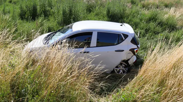 Durch die Wucht des Aufpralls fuhr eines der Fahrzeuge über eine Böschung  | Foto: Alexander Flaschberger | BFKDO Oberwart
