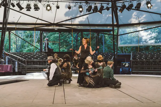 Im Mittelpunkt stehen die beiden Musiker Joe und Jerry, die nach einem Mafia-Massaker Hals über Kopf flüchten müssen | Foto: Jenni Koller
