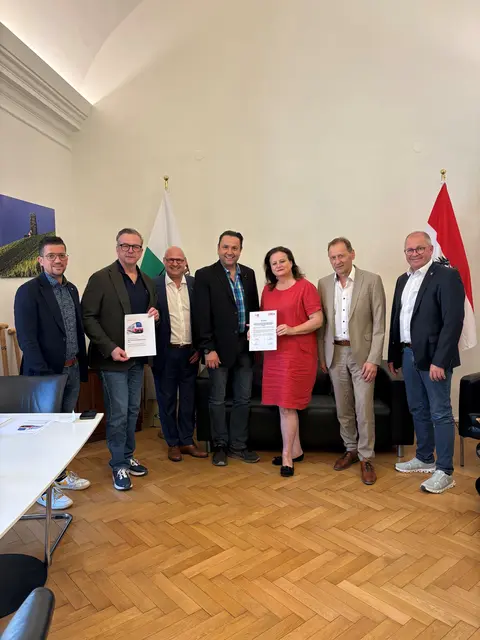 Claudia Holzer bekam von Lukas Kalcher, Helmut Linhart, Peter Sükar, Thomas Wiedner, Kurt Christof und Bernd Osprian eine Resolution überreicht. | Foto: ÖGB