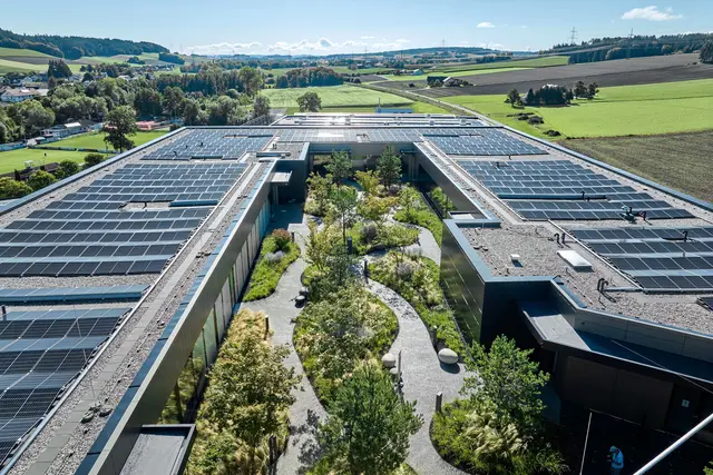 Fill Maschinenbau in Gurten mit rund 1.000 Mitarbeitern ist an schönen Tagen komplett energieautark: "Dafür haben wir in einen sechs Megawatt großen Speicher investiert, fast alle Dächer mit Photovoltaik bestückt und heizen mit Biomasse", so Eigentümer Andreas Fill | Foto: raumpixel