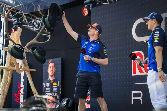 Auf der Bühne hatte Verstappen Spaß.