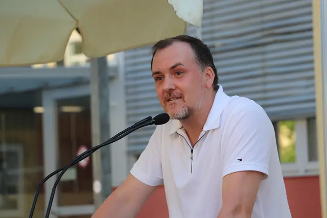 PTS-Dir. Christian Seidl erzählte auch von einem sozialen Projekt. Bislang sammelten die Schüler 1.164 Pfandflaschen, der vorläufige Wert von 291 Euro geht an die Steirische Kinderkrebshilfe.  | Foto: Edith Ertl