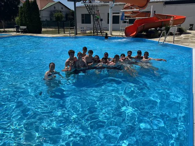 Viel Spaß haben Jugendliche im Freibad Hollabrunn. | Foto: Alexandra Goll