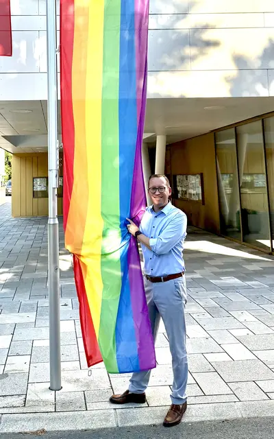 Bürgermeister Djundja beim Hissen der Regenbogenfahne vor dem Rathaus der Stadt Oberndorf. | Foto: Stadtgemeinde Oberndorf