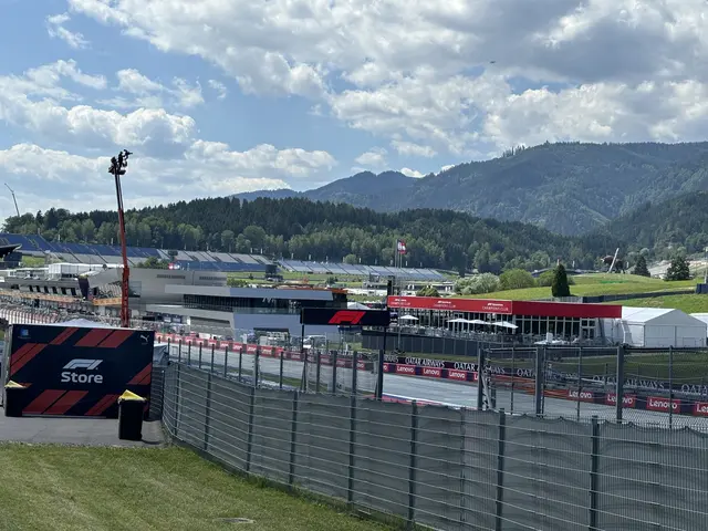 Der Champions Club im Bereich der Boxeneinfahrt ist neu.
