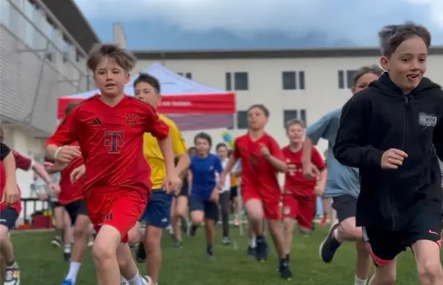 Im Rahmen des Caritas LaufWunders absolvierten die SchülerInnen des Lienzer Gymnasiums gemeinsam mehr als 3.600 Runden und sammelten dabei über 10.000 Euro an Spenden.  | Foto: Young Caritas Tirol