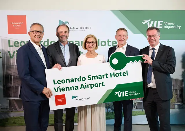 Bei der Eröffnung des neuen Flughafenhotels „Leonardo Smart“ (v.l.n.r.): Flughafen-Vorstand Günther Ofner, Herbert Pinzolits, Eigentümer und CEO MAMMA Group, Landeshauptfrau Johanna Mikl-Leitner, Stephan Löwel, COO Leonardo Group, und Wolfgang Scheibenpflug, Geschäftsbereichsleiter Immobilien und Standortentwicklung Flughafen Wien.

 
 | Foto: NLK Pfeiffer