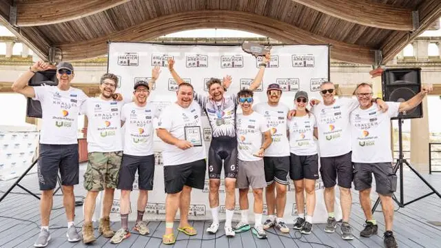 Knapp 5.000 Kilometer, acht Tage im Sattel und der zweite Triumph: Bereits 2025 hatte Philipp Kaider das Race Across America für sich entschieden. | Foto: SCHOKO communications