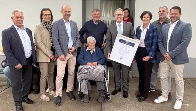 Für die älteste Bewohnerin der Gemeinde gab es zum 100. Geburtstag eine Ehrenurkunde. | Foto: Gemeinde Halbturn