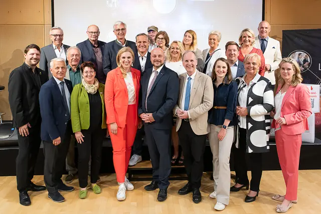 1. Reihe v.l Franz Seywerth, Werner Piringer, Johannes Schabbauer, Matthias Greuling, Dagmar Pokorny, Corine Sicher, Johanna Riedl, Roswitha Zieger, Philipp Enzinger. 2.Reihe v.l.: Philipp Sladky, Johann Zeiner, Franz Wiedersich, Susanna Stangl, Marlene Zeidler-Beck, Gert Zaunbauer, Martin Fürndraht, Elisabeth Dorner, Erich Moser, Natalie Scharschon, Rainer Anhammer, Andrea Kö, Michaela Haidvogel, 
 | Foto: Michaela Habinger
