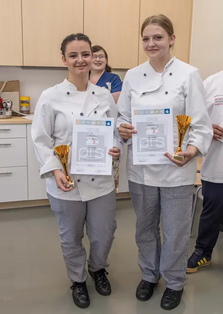 Isabella Scheiber und Klara Deutinger – Siegerehrung – Bronze beim der Bundeswettbewerb Tourismus | Foto: Karin Derhami