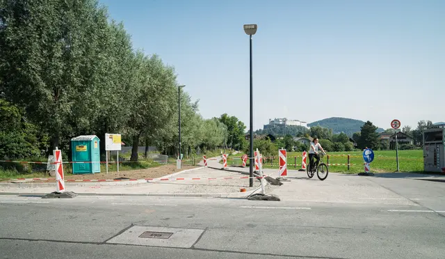 Die Baustelle an der Georg-Nikolaus-von-Nissen-Straße bei der Santnergasse: Die Querung beim Almkanal wird für Fußgänger:innen und Radfahrer:innen sicherer gestaltet. | Foto: Stadt Salzburg/Alexander Killer